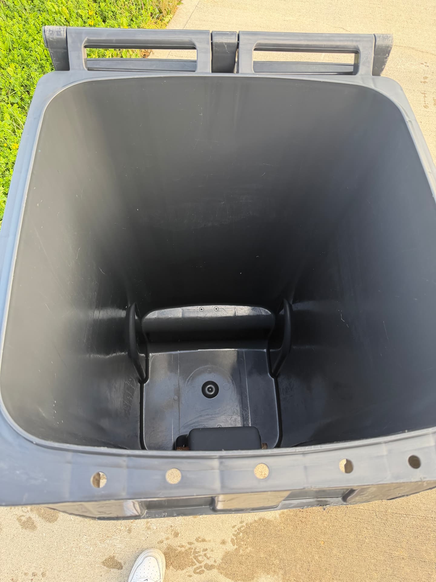 Clean residential bin interior after EcoRinse service